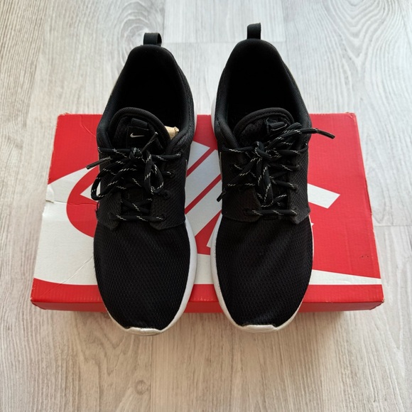 Nike Roshe One women’s black white running training shoe in box size 8 - Picture 2 of 7